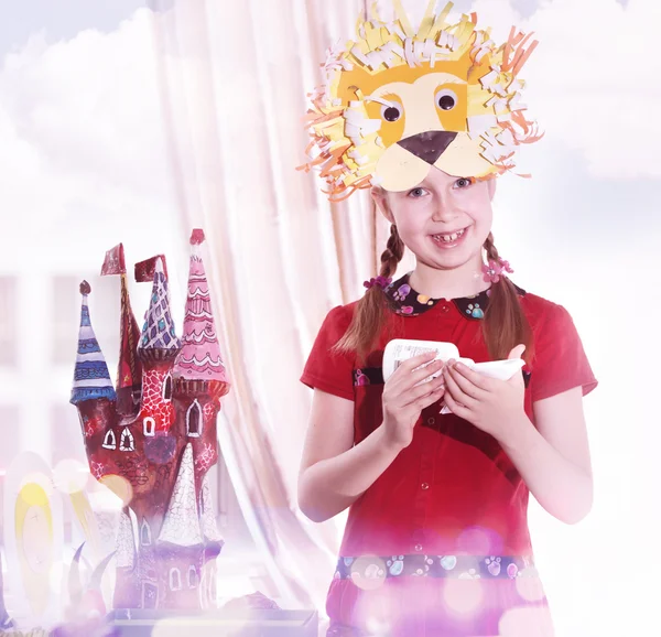 Little girl demonstrating her art craft works, Paper masher fairy castle and Lion mask she made. Educational and creative concept. — Stock Photo, Image