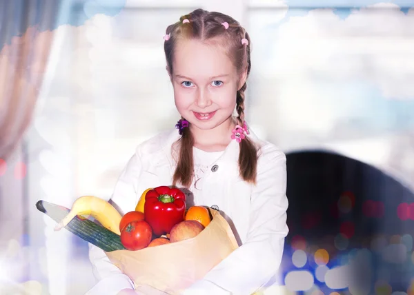 Όμορφο κοριτσάκι κρατά τσάντα με λαχανικά και φρούτα — Φωτογραφία Αρχείου