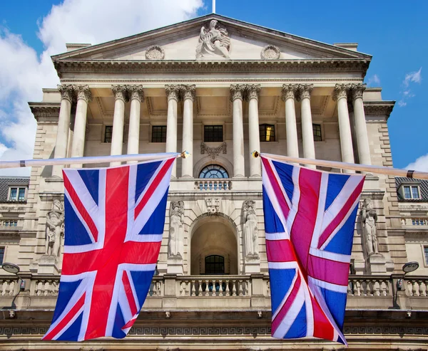 Edificio della Bank of England e bandiera britannica. Concetto immagine — Foto Stock