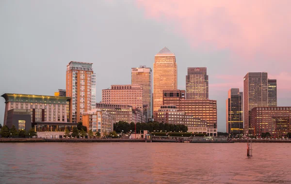 Canary Wharf business en bancaire aria en eerste nacht lichten. Londen — Stockfoto