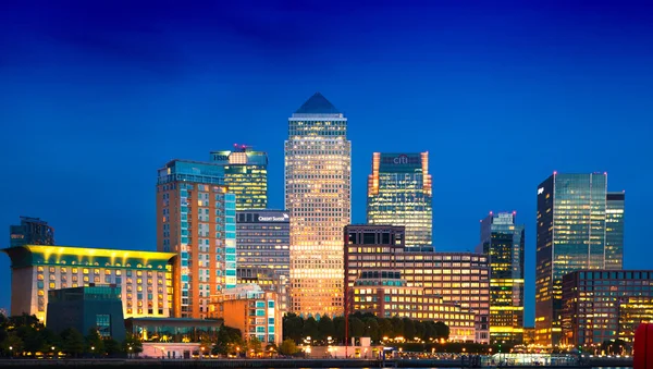 Canary Wharf business en bancaire aria en eerste nacht lichten. Londen — Stockfoto