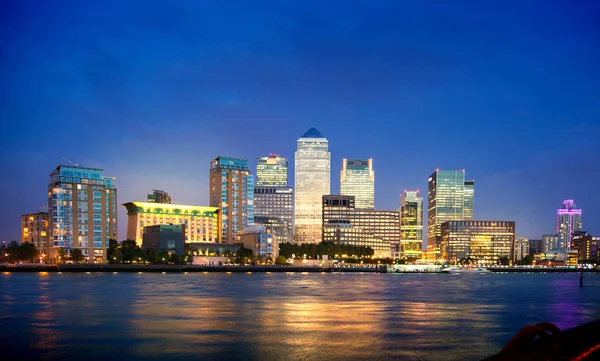 Canary Wharf business en bancaire aria en eerste nacht lichten. Londen — Stockfoto