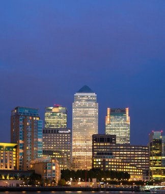 Canary Wharf iş ve ARIA ve ilk gece ışıklar bankacılık. Londra