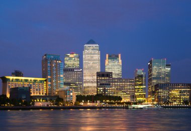 Canary Wharf iş ve ARIA ve ilk gece ışıklar bankacılık. Londra