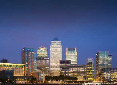Canary Wharf iş ve ARIA ve ilk gece ışıklar bankacılık. Londra