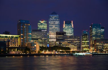 Canary Wharf iş ve ARIA ve ilk gece ışıklar bankacılık. Londra