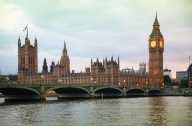 Büyük Ben ve Parlamento günbatımı ve ilk gece ışıkları. Londra