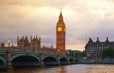 Büyük Ben ve Parlamento günbatımı ve ilk gece ışıkları. Londra