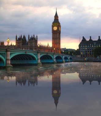 Büyük Ben ve Parlamento günbatımı ve ilk gece ışıkları. Londra