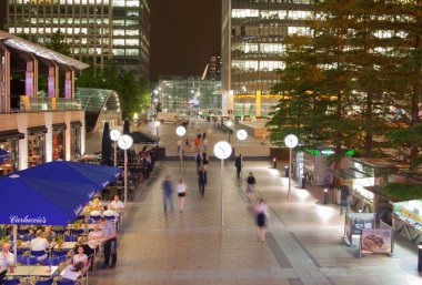 Canary Wharf, yürüyüş insanlar görüntü bulanık. Londra