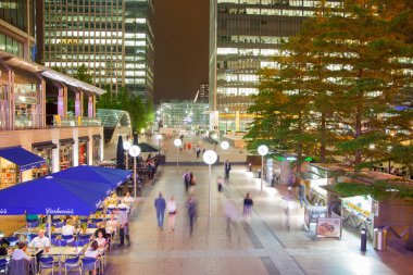 Canary Wharf, yürüyüş insanlar görüntü bulanık. Londra