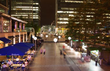 Canary Wharf, yürüyüş insanlar görüntü bulanık. Londra