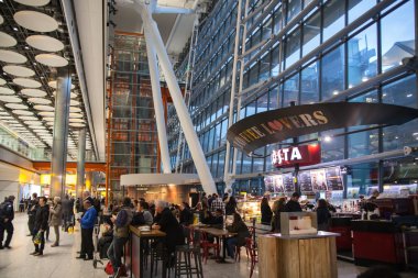 Kalkış salonu Heathrow Havaalanı Terminal 5 iç. Yeni bina. Londra
