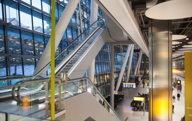 Kalkış salonu Heathrow Havaalanı Terminal 5 iç. Yeni bina. Londra