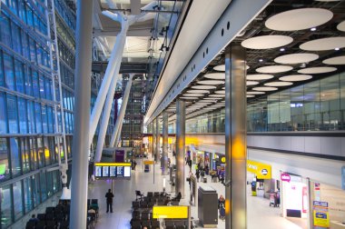 Kalkış salonu Heathrow Havaalanı Terminal 5 iç. Yeni bina. Londra