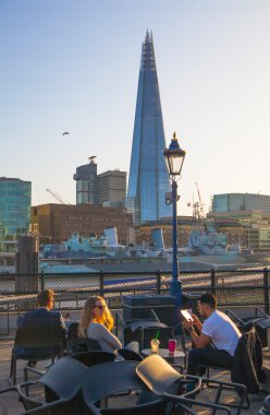 Cam parçası gün batımında, Londra