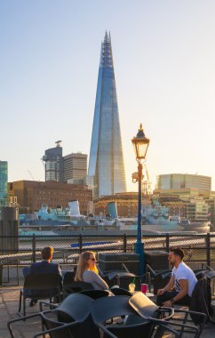 Cam parçası gün batımında, Londra
