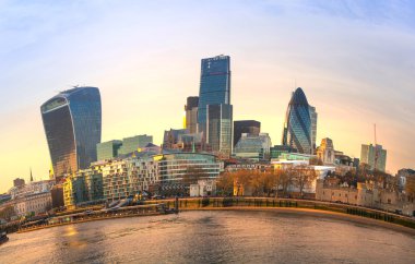 Gün batımında Londra şehir görünümü