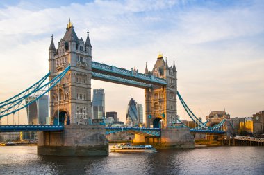 Tower bridge günbatımı adlı. Londra, İngiltere