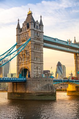 Tower bridge günbatımı adlı. Londra, İngiltere