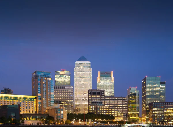 Canary Wharf business en bancaire aria en eerste nacht lichten. Londen — Stockfoto