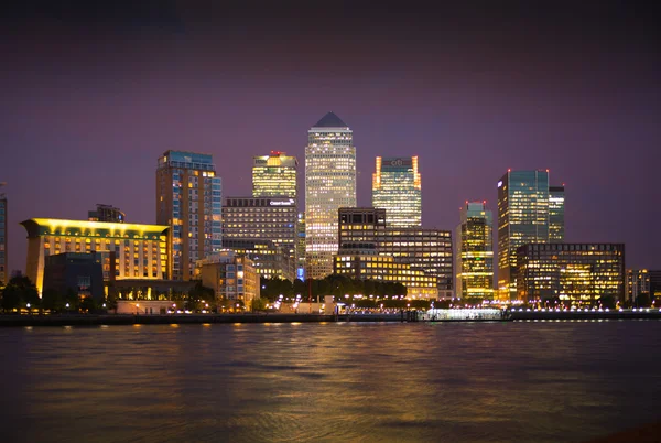 Canary Wharf business en bancaire aria en eerste nacht lichten. Londen — Stockfoto