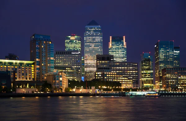 Negócios Canary Wharf e ária bancária e primeiras luzes da noite. Londres — Fotografia de Stock