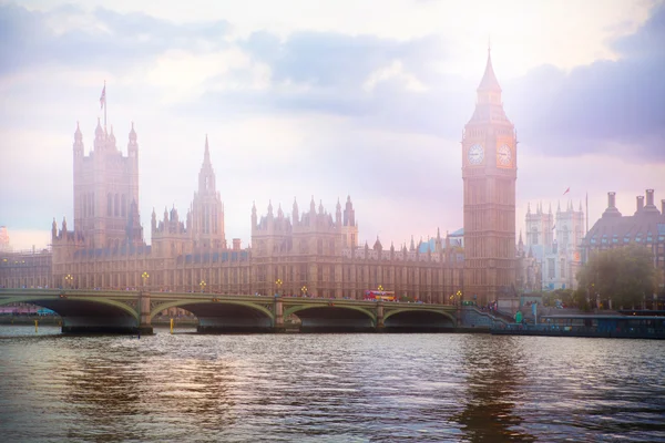 Big Ben e Casas do Parlamento ao pôr-do-sol e primeiras luzes da noite. Londres — Fotografia de Stock
