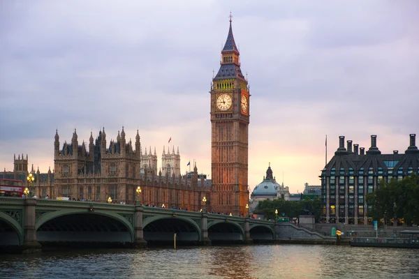 ビッグ ベンと夕日と最初の夜のライトで国会議事堂。ロンドン — ストック写真