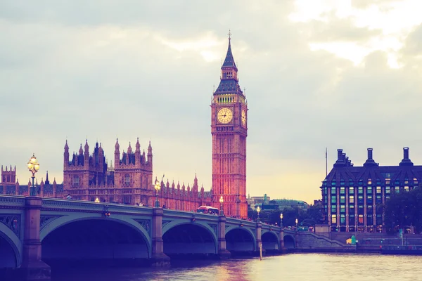 Big Ben and Houses of Parliament at sunset and first night lights (en inglés). Londres —  Fotos de Stock