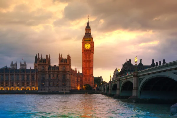 Büyük Ben ve Parlamento günbatımı ve ilk gece ışıkları. Londra — Stok fotoğraf