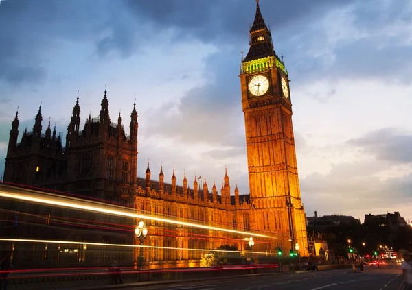 Big Ben en Houses of Parliament bij zonsondergang en eerste nacht lichten. Londen — Stockfoto