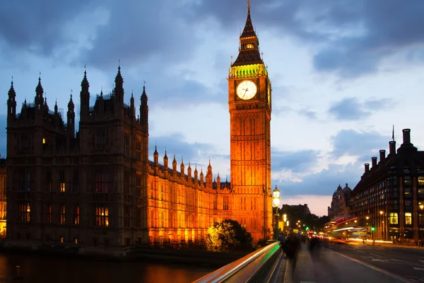 K Big Benu a budov parlamentu při západu slunce a první noc světel. Londýn — Stock fotografie