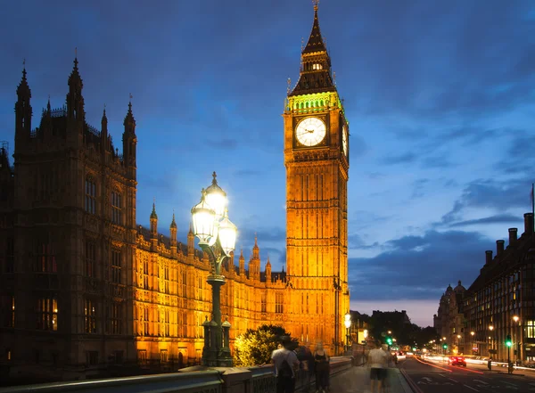 Big Ben and Houses of Parliament at sunset and first night lights (en inglés). Londres — Foto de Stock
