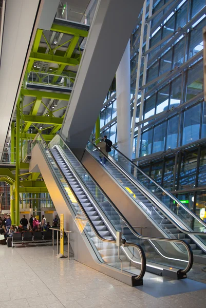 Interior de la sala de salidas Aeropuerto de Heathrow Terminal 5. Nuevo edificio. Londres —  Fotos de Stock