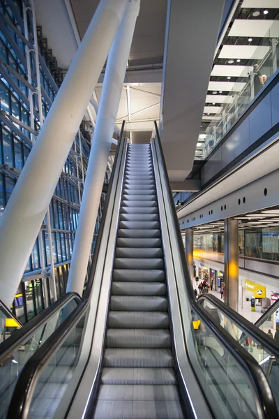 Interior da sala de embarque Aeroporto de Heathrow Terminal 5. Novo edifício. Londres — Fotografia de Stock