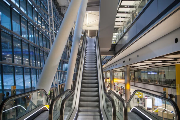 Interiör av avreseflygplats hall Heathrow Terminal 5. Ny byggnad. London — Stockfoto