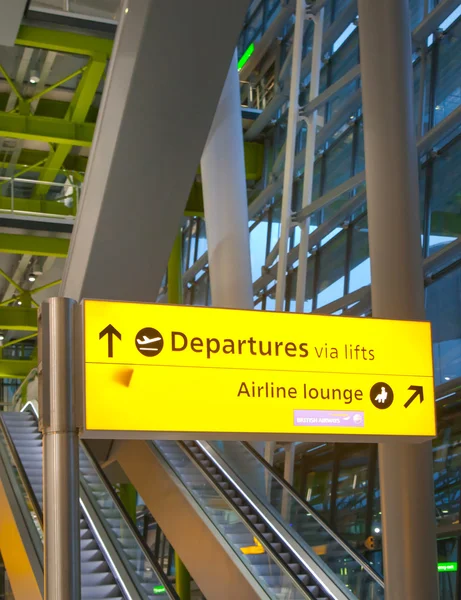 Interior de la sala de salidas Aeropuerto de Heathrow Terminal 5. Nuevo edificio. Londres —  Fotos de Stock