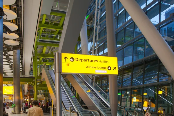 Interior de la sala de salidas Aeropuerto de Heathrow Terminal 5. Nuevo edificio. Londres — Foto de Stock