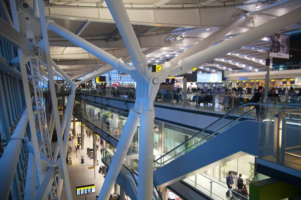 Wnętrze z wyjazdu hali lotniska Heathrow Terminal 5. Nowy budynek. Londyn — Zdjęcie stockowe