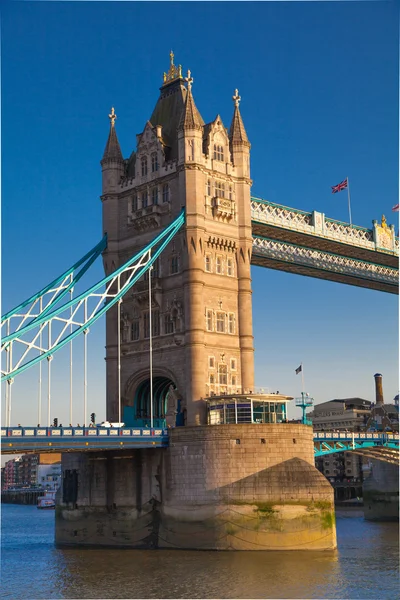 Mostu Tower bridge o zachodzie słońca. London, Wielka Brytania — Zdjęcie stockowe