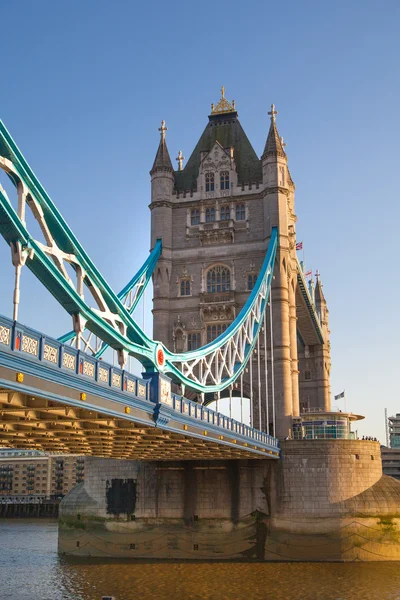 Tower Bridge bei Sonnenuntergang. London, Großbritannien — Stockfoto