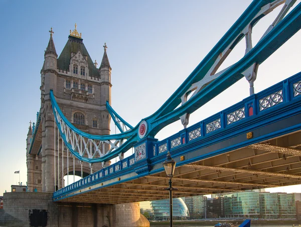 Ponte da torre ao pôr-do-sol. Londres, Reino Unido — Fotografia de Stock