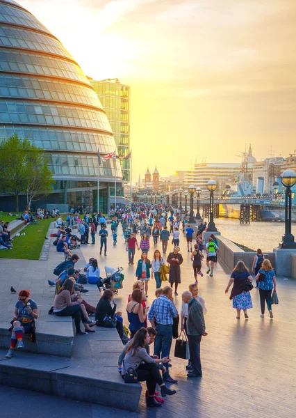 Puesta de sol en el terraplén del Támesis. Londres Reino Unido —  Fotos de Stock