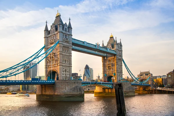 Mostu Tower bridge o zachodzie słońca. London, Wielka Brytania — Zdjęcie stockowe