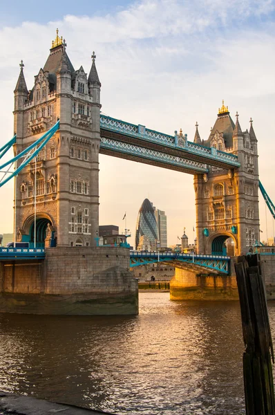 Puente de la torre al atardecer. Londres, Reino Unido — Foto de Stock