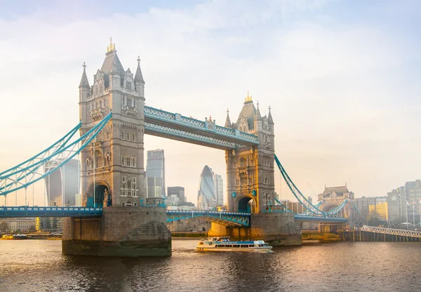 Pont à tour au coucher du soleil. Londres, Royaume-Uni — Photo