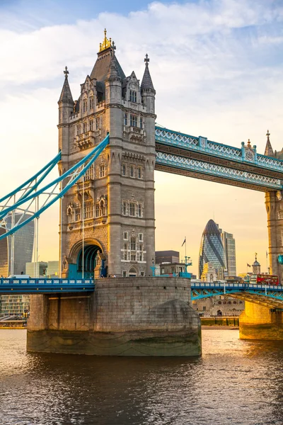 Ponte da torre ao pôr-do-sol. Londres, Reino Unido — Fotografia de Stock