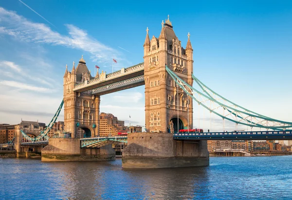 Mostu Tower bridge o zachodzie słońca. London, Wielka Brytania — Zdjęcie stockowe