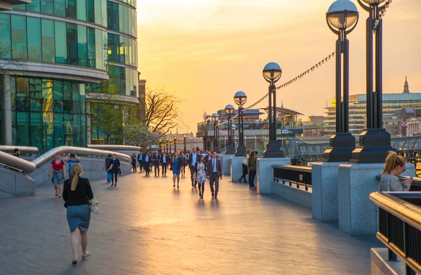 Sonnenuntergang am Ufer der Themse. London, Großbritannien — Stockfoto